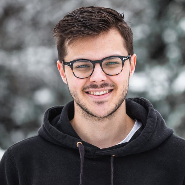 Dozentin für Datenanalyse mit Fokus auf verständliche Erklärungen